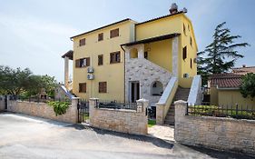 Apartments Dadic With Parking & Playground